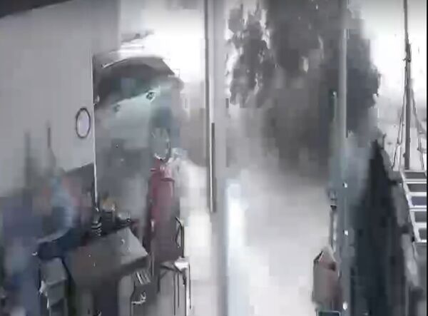 ▲陸軍砲彈射穿3民宅。（圖／民眾提供）