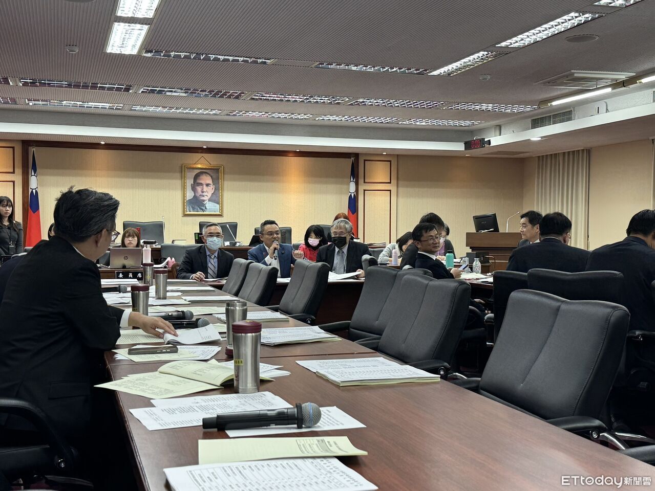 騎機車滑手機、汽機車駕駛抽菸　立院初審通過加重罰1200元