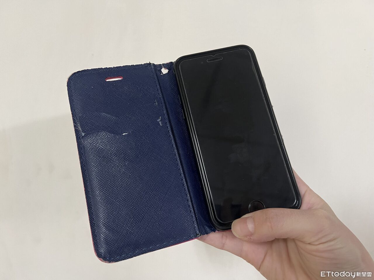 學生超多拿！「長輩掀蓋手機殼」爆流行　大票人超愛：手機摔不壞