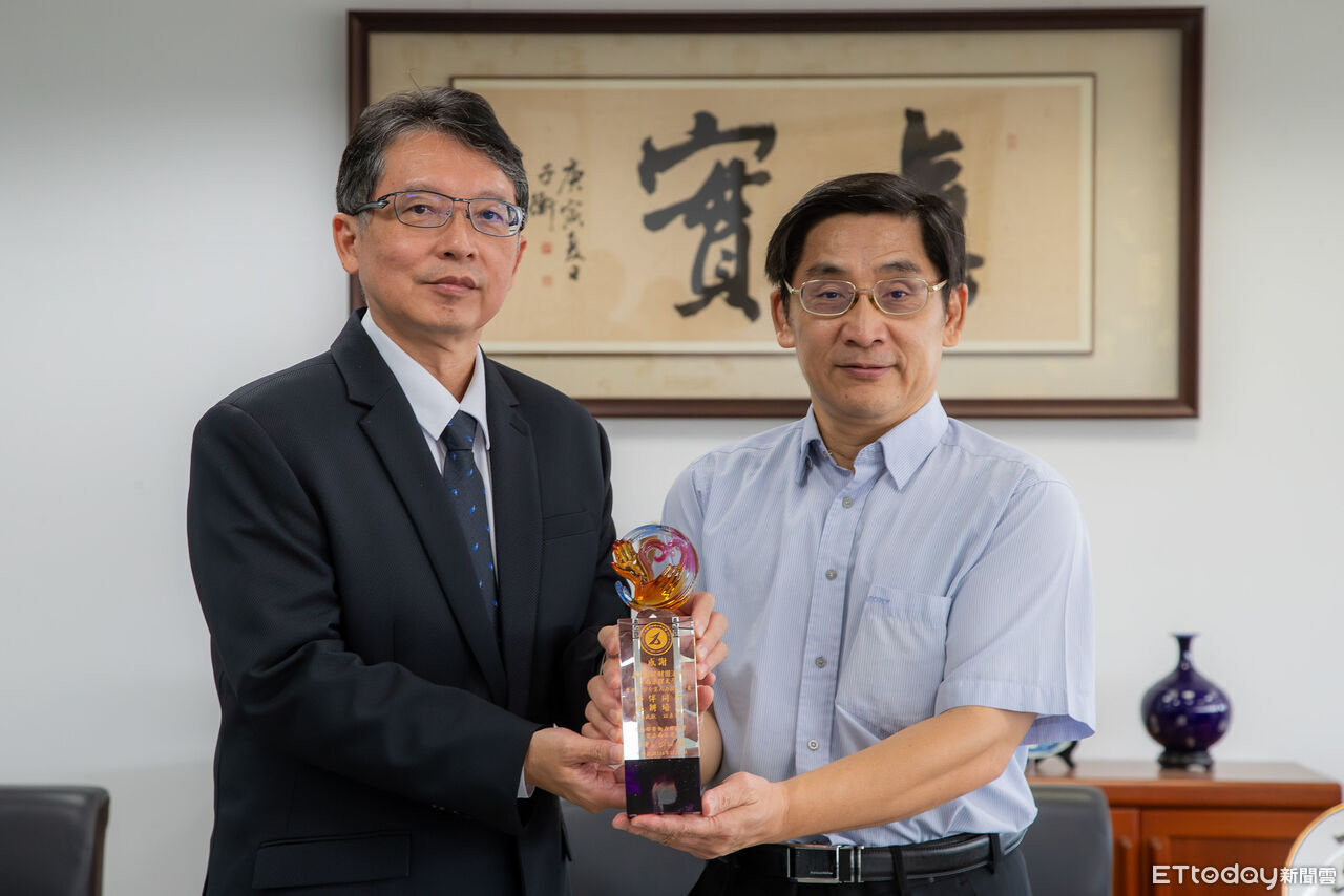 全國唯一獲獎科大！　嘉藥獲勞動部小型企業計畫「12年合作夥伴」肯定