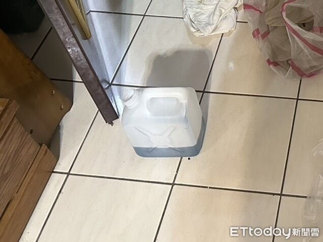 快訊/新北翁買屋糾紛忍4年 拿汽油衝房仲家討代書費…爆衝突送醫