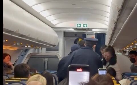 台灣虎航「醉漢失控」全被錄! 日航警架下飛機全場歡呼