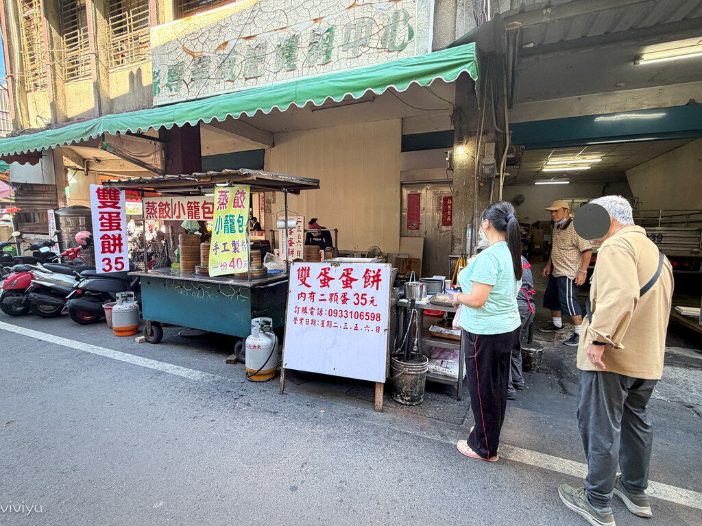▲▼桃園美食「雙蛋蛋餅／蒸餃小籠包」，南門市場早餐街35元比臉大雙蛋蛋餅！（圖／部落客VIVIYU提供）