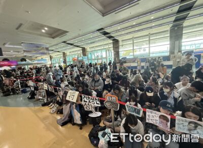 直擊／奇景！高雄機場滿了「3千歌迷塞爆」　粉絲撞破門、現場吵架