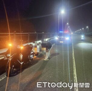 屏東女騎士機車雙園大橋深夜拋錨　東港暖警「車燈守平安」
