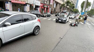 大嬸開車闖紅燈撞飛女騎士　她瞬間倒地全身傷...驚險畫面曝