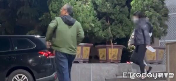 ▲離職的女研究所在5日凌晨三點離開警局             。（圖／記者吳奕靖翻攝）