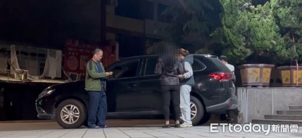 ▲離職的女研究所在5日凌晨三點離開警局             。（圖／記者吳奕靖翻攝）