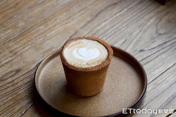 ▲日晨咖啡烘焙使用蕉皮粉製作的「曲奇卡布」。（圖／林業保育署南投分署提供）