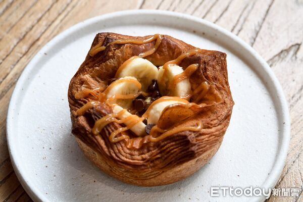 ▲萊緹蛋糕坊使用蕉皮粉和青蕉粉製作的「香蕉派對」。（圖／巢墩諸米提供）