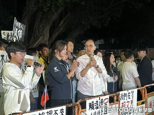 ▲國民黨連兩天集結在北檢前，國民黨主席朱立倫到場聲援 。（圖／記者崔至雲攝）