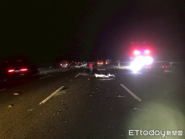 ▲國道3號北向草屯路段4日深夜發生4車追撞事故，釀一傷送醫。（圖／記者高堂堯翻攝）