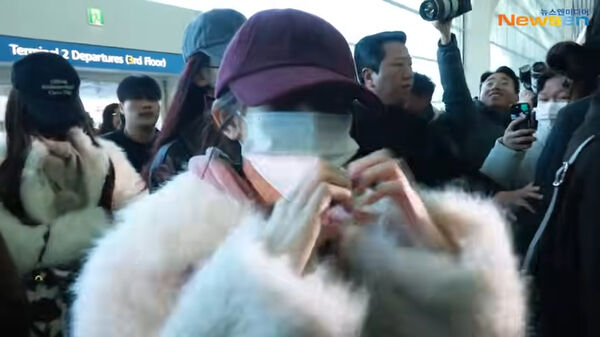 ▲▼最美主持人舒華、張員瑛出發高雄！　「零下氣溫美翻」風吹成畫報。（圖／翻攝自Newsen）