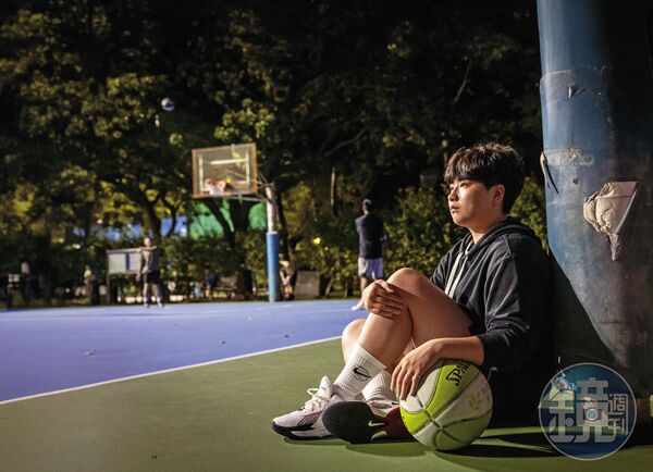 因為在籃球隊都被罵廢物，雖然不可能再當籃球選手了，許詩穎仍期待自己的籃球能越打越好。