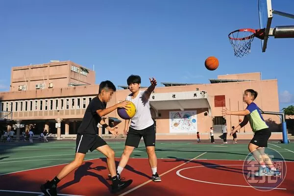 許詩穎（中）去國小陪小朋友打籃球，她說因為經歷籃球隊的遭遇，所以說話都很注意不要貶低人。