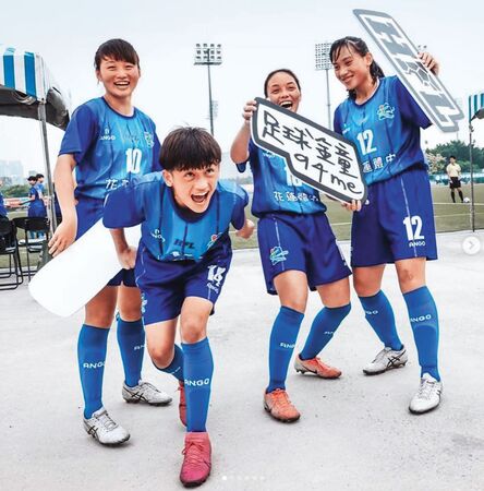 花蓮體中時期的簡奇陞（左1）。（翻攝簡奇陞Instagram）