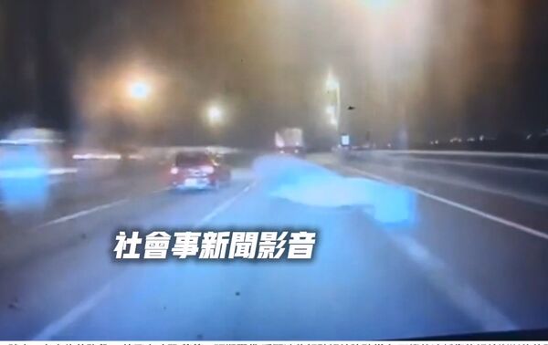 ▲▼國道驚魂28秒，駕駛車前遭塑膠袋蓋頭一路盲開          。（圖／翻自社會事新聞影音）