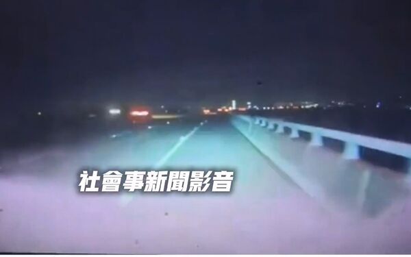 ▲▼國道驚魂28秒，駕駛車前遭塑膠袋蓋頭一路盲開          。（圖／翻自社會事新聞影音）