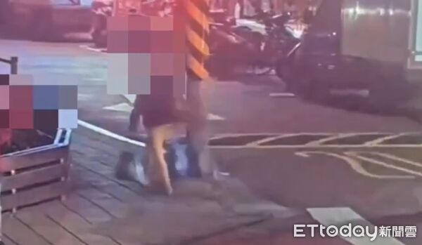 ▲▼信義警員在焚化爐在攔截10具貓屍體，目前將交由動保處認定是否違法飼養。（圖／記者邱中岳翻攝）