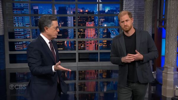 哈利王子現身最新一集《荷伯報到》，大玩政治哏，滿滿吐槽。（翻攝 The Late Show with Stephen Colbert YouTube頻道）