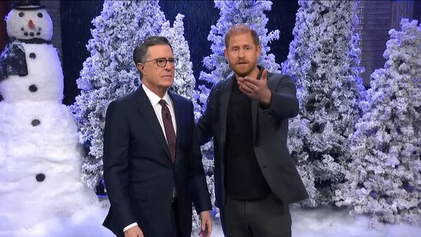 哈利王子與史蒂芬荷伯一搭一唱，展現不一樣的樣貌。（翻攝 The Late Show with Stephen Colbert YouTube頻道）