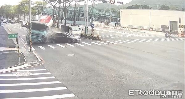 ▲水泥預拌車煞不住，追撞轎車後又衝上人行道上。（圖／記者陸運陞翻攝）