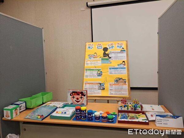 ▲五王國小教師團隊展示自製教具《彩色球球》，以創意設計獲得教育部優等肯定。（記者林東良翻攝，下同）