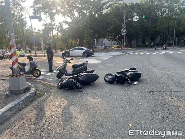 ▲▼小貨車疑似載運廢油行經覺民路一處彎路時，滲漏出大片油污，害4名騎士行經時，因油漬打滑自摔。（圖／記者吳世龍翻攝）