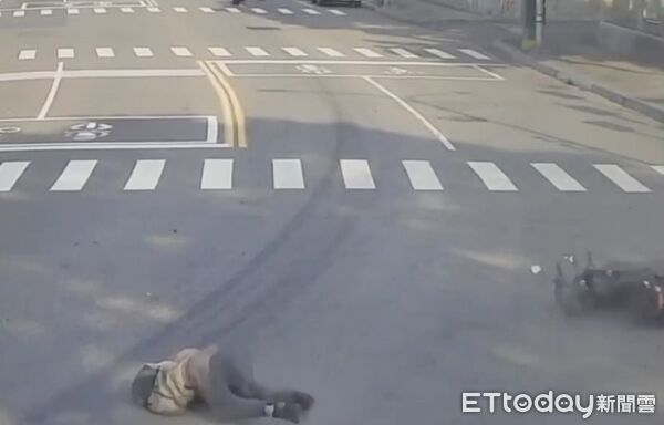 ▲▼小貨車疑似載運廢油行經覺民路一處彎路時，滲漏出大片油污，害4名騎士行經時，因油漬打滑自摔。（圖／記者吳世龍翻攝）