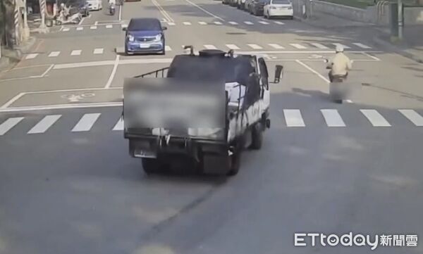 ▲▼小貨車疑似載運廢油行經覺民路一處彎路時，滲漏出大片油污，害4名騎士行經時，因油漬打滑自摔。（圖／記者吳世龍翻攝）