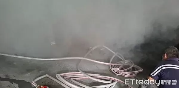 ▲台南東區大鵬八村大樓地下室冒煙，警消到場布水線全力排煙搶救滅火中。（民眾提供，下同）