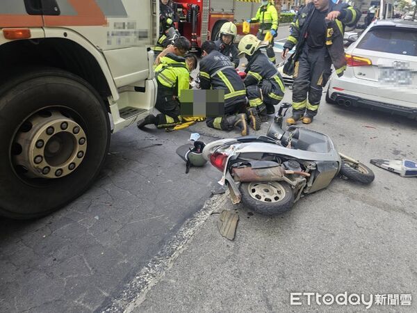 ▲▼林口文化二路二段中山路口車禍，一女性騎士遭大貨車撞擊OHCA。（圖／記者陸運陞翻攝）
