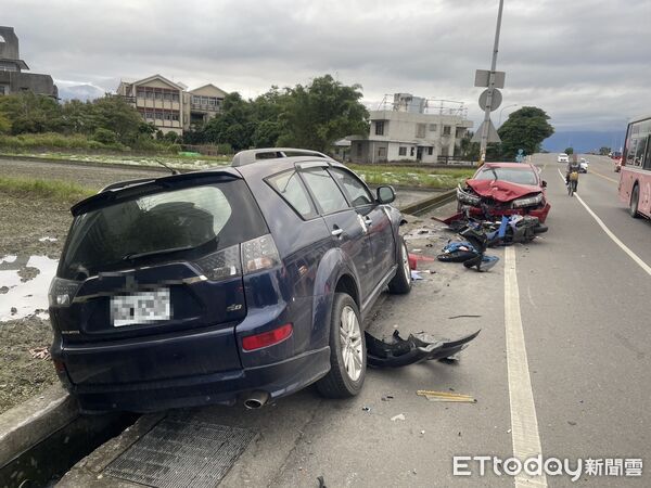 ▲▼藍色休旅車逆向撞機車，機車遭撞後，又撞擊停於路旁的另輛紅色自小客，零件四散。（圖／記者游芳男翻攝，下同）