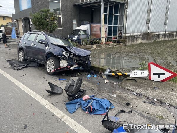 ▲▼藍色休旅車逆向撞機車，機車遭撞後，又撞擊停於路旁的另輛紅色自小客，零件四散。（圖／記者游芳男翻攝，下同）