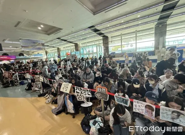 ▲▼直擊／奇景！高雄機場滿了「3千歌迷塞爆」　粉絲撞破門、現場吵架。（圖／記者徐文彬攝）