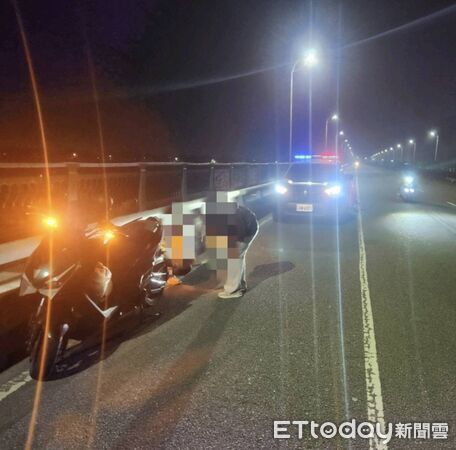 ▲東港警方協助處理謝女機車故障問題。（圖／記者陳崑福翻攝）