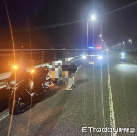 ▲東港警方協助處理謝女機車故障問題。（圖／記者陳崑福翻攝）