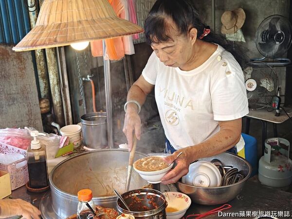 ▲▼萬華60年蚵仔麵線推薦「歐仔麵線」，必吃大腸蚵仔麵線。（圖／部落客Darren提供）