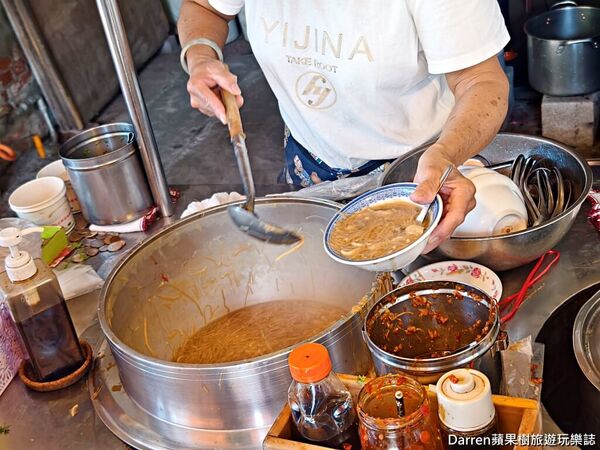 ▲▼萬華60年蚵仔麵線推薦「歐仔麵線」，必吃大腸蚵仔麵線。（圖／部落客Darren提供）