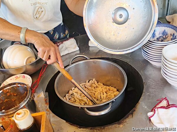 ▲▼萬華60年蚵仔麵線推薦「歐仔麵線」，必吃大腸蚵仔麵線。（圖／部落客Darren提供）