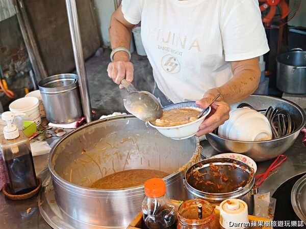 ▲▼萬華60年蚵仔麵線推薦「歐仔麵線」，必吃大腸蚵仔麵線。（圖／部落客Darren提供）