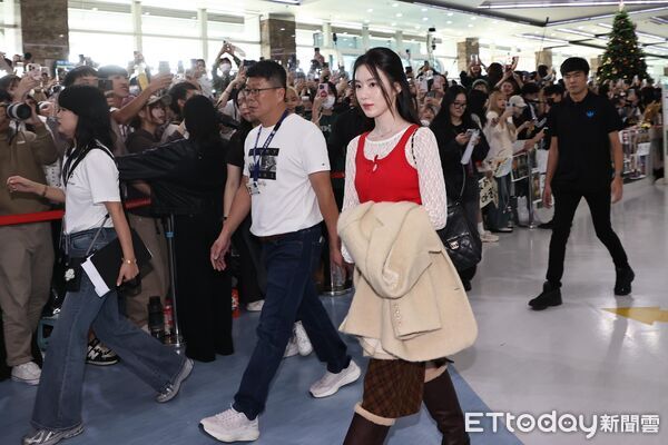 ▲舒華繞到脫衣。（圖／記者徐文彬攝）