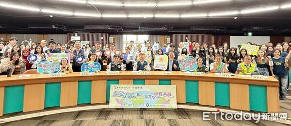 ▲台南市勞工局與成大社科院合辦論壇，產官學跨界交流移工政策與照護趨勢。（記者林東良翻攝，下同）