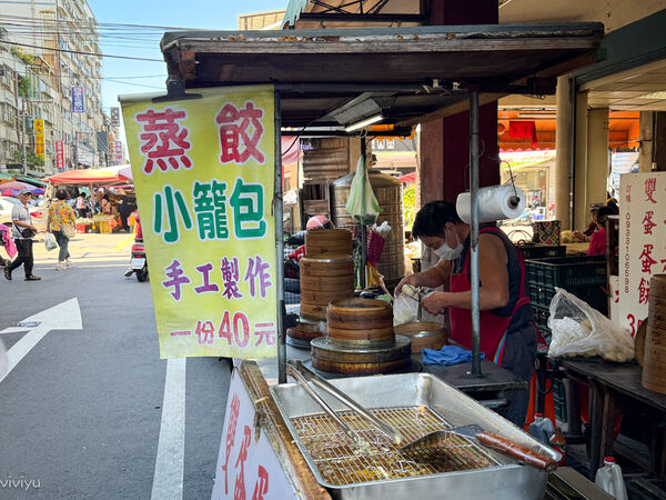 ▲▼桃園美食「雙蛋蛋餅／蒸餃小籠包」，南門市場早餐街35元比臉大雙蛋蛋餅！（圖／部落客VIVIYU提供）