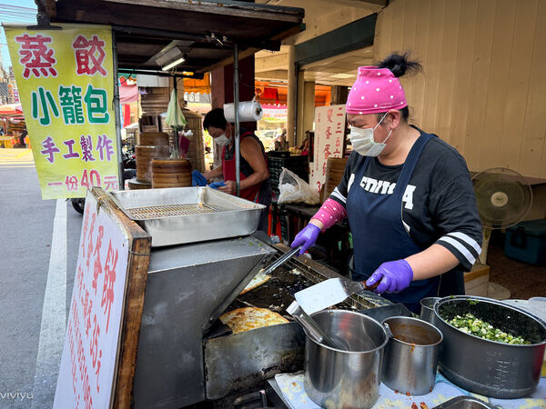 ▲▼桃園美食「雙蛋蛋餅／蒸餃小籠包」，南門市場早餐街35元比臉大雙蛋蛋餅！（圖／部落客VIVIYU提供）