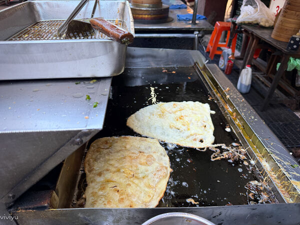 ▲▼桃園美食「雙蛋蛋餅／蒸餃小籠包」，南門市場早餐街35元比臉大雙蛋蛋餅！（圖／部落客VIVIYU提供）