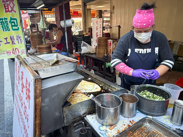 ▲▼桃園美食「雙蛋蛋餅／蒸餃小籠包」，南門市場早餐街35元比臉大雙蛋蛋餅！（圖／部落客VIVIYU提供）