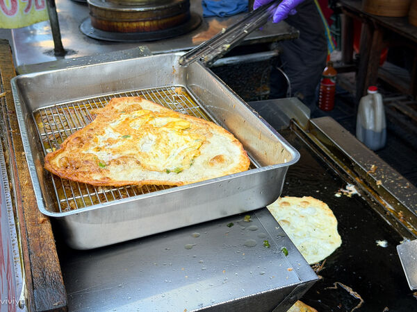 ▲▼桃園美食「雙蛋蛋餅／蒸餃小籠包」，南門市場早餐街35元比臉大雙蛋蛋餅！（圖／部落客VIVIYU提供）