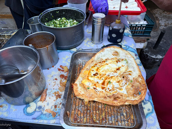 ▲▼桃園美食「雙蛋蛋餅／蒸餃小籠包」，南門市場早餐街35元比臉大雙蛋蛋餅！（圖／部落客VIVIYU提供）
