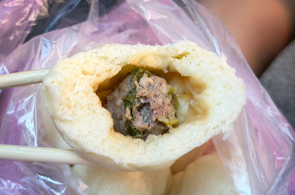 ▲▼桃園美食「雙蛋蛋餅／蒸餃小籠包」，南門市場早餐街35元比臉大雙蛋蛋餅！（圖／部落客VIVIYU提供）